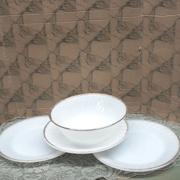 4 pc  vintage Anchor Hocking Fireking dinner plates and bowl - Picture 1 of 8